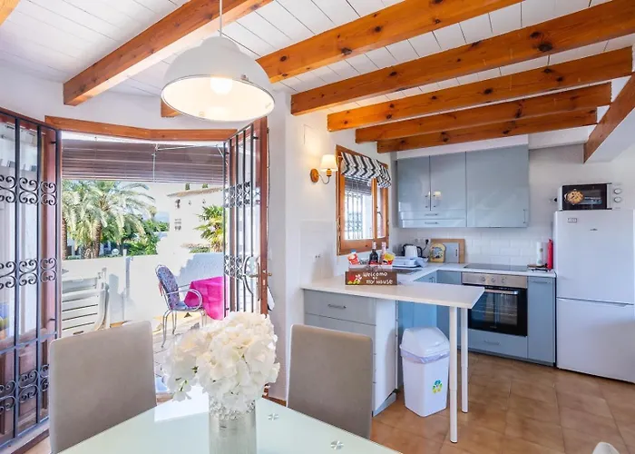 Gorgeous, Sunny With Mountain Views دينايا