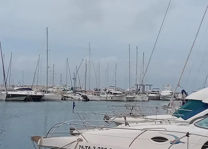 Gorgeous, Sunny With Mountain Views شقة